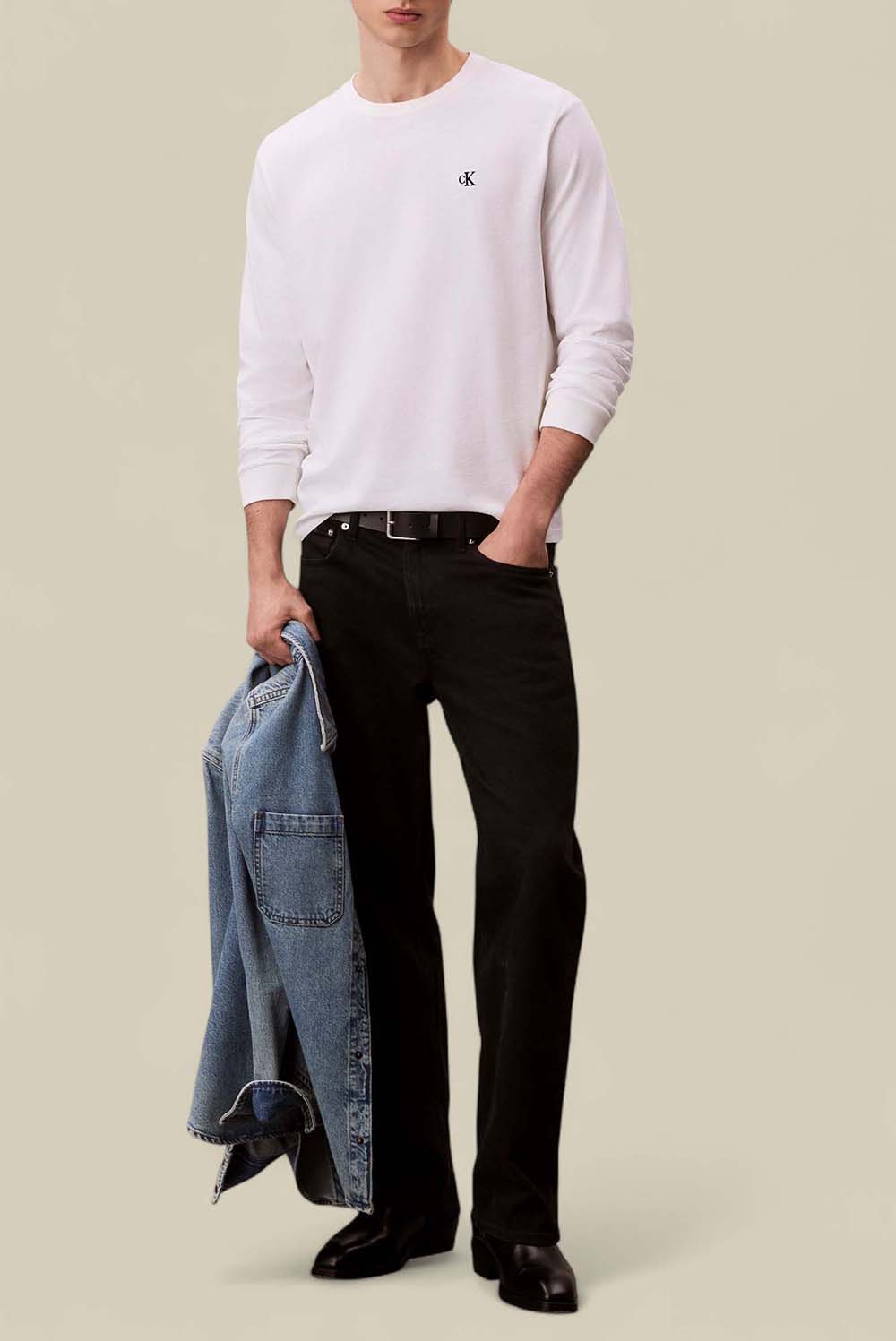 תמונת כל הלוק של חולצת טי ארוכה